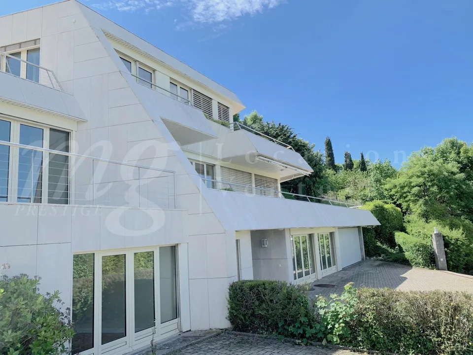 CASA MODERNA di 400 m2 abitabili - VISTA PANORAMICA 180 sul LAGO - PISCINA - ASCENSORE