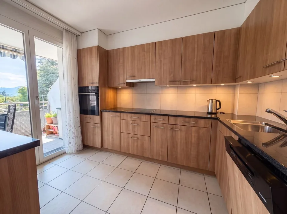 Wohnung zu verkaufen in Lausanne - 3 Zimmer, 75 m², großer Balkon und innenliegender Parkplatz