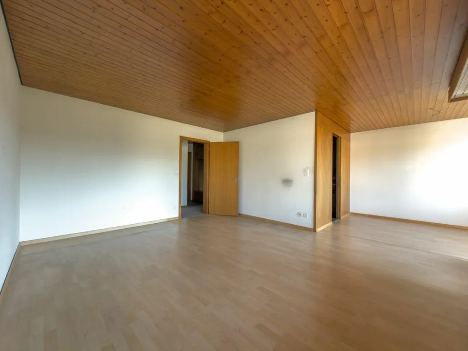 Appartamento accogliente di 4,5 locali in una posizione tranquilla con stanza hobby, garage e molto potenziale di progettazione
