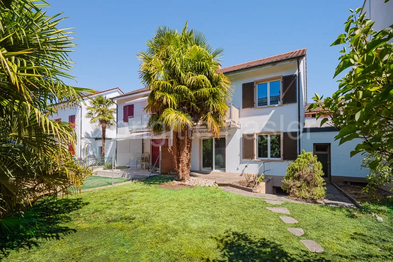 Casa a schiera ben curata (con potenziale di espansione e sviluppo) in una zona residenziale familiare