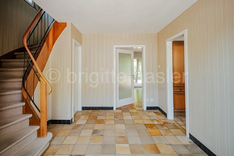 Casa a schiera ben curata (con potenziale di espansione e sviluppo) in una zona residenziale familiare