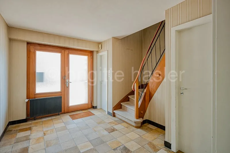 Casa a schiera ben curata (con potenziale di espansione e sviluppo) in una zona residenziale familiare