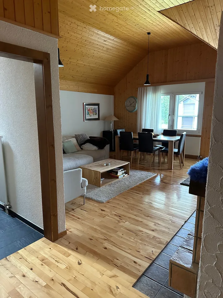 Charmant appartement 3.5 pièces avec balcon et belle vue à Sattel