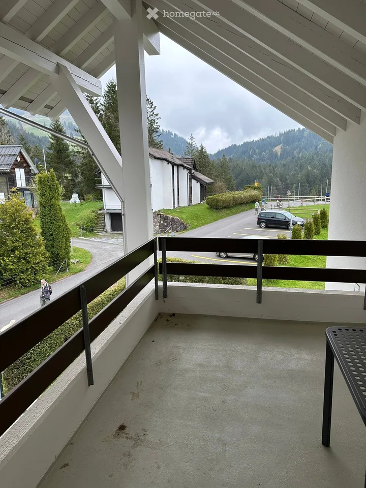 Charmant appartement 3.5 pièces avec balcon et belle vue à Sattel