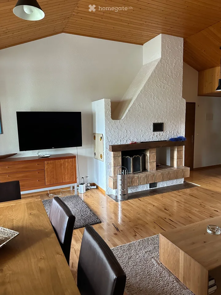 Charmant appartement 3.5 pièces avec balcon et belle vue à Sattel