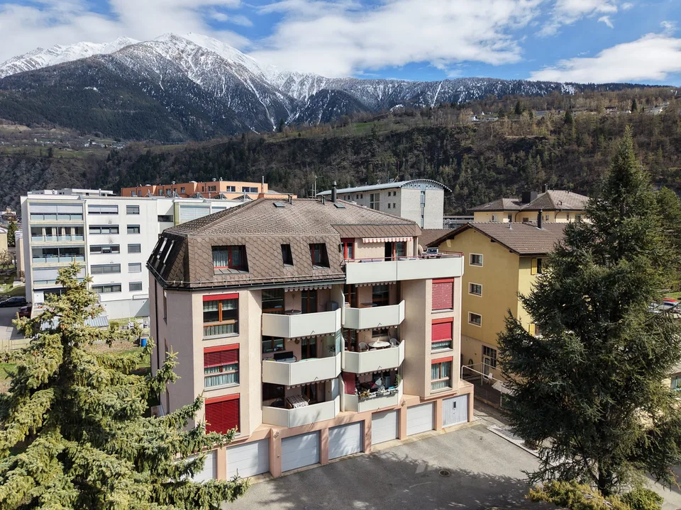Grosszügige Attikawohnung mit Privatlift und sonniger Terrasse in Naters
