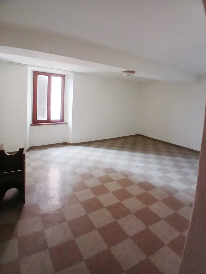 Imperdibile occasione di reddito - Ampia casa da riattare.