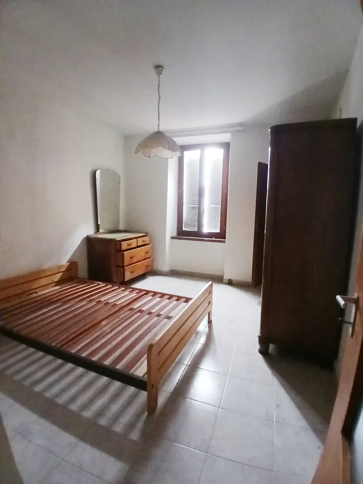 Imperdibile occasione di reddito - Ampia casa da riattare.