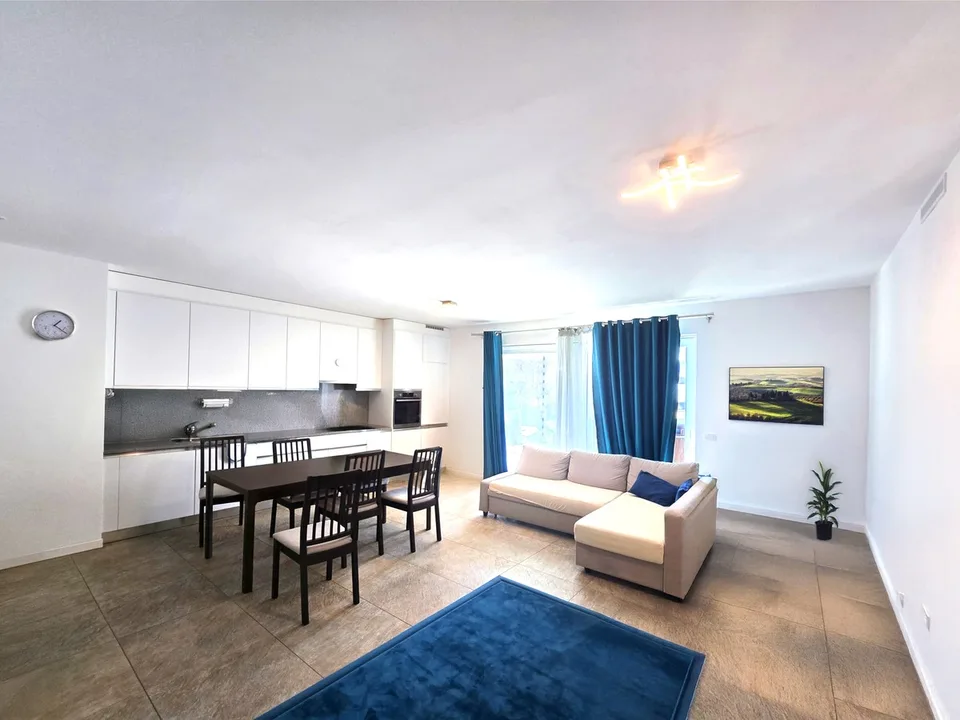 Bel 4,5 locali in stile moderno con grande terrazza coperta.