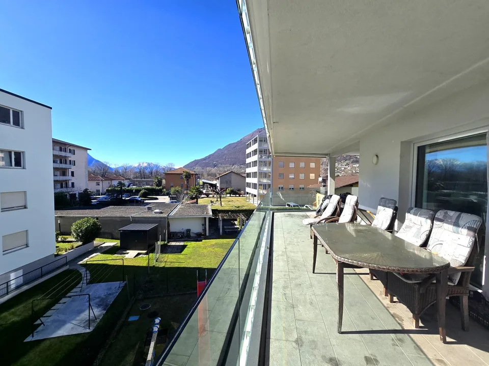 Bel 4,5 locali in stile moderno con grande terrazza coperta.