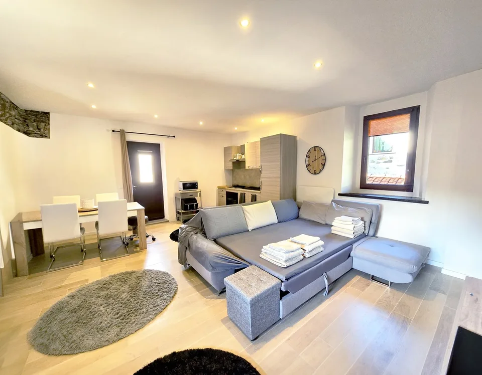 Schönes Haus mit 3,5 und 2,5 Zimmern, renoviert und mit schönen Außenbereichen.