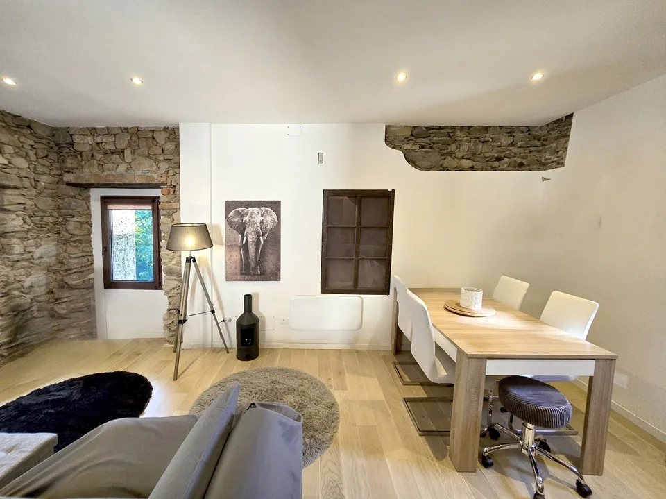 Schönes Haus mit 3,5 und 2,5 Zimmern, renoviert und mit schönen Außenbereichen.