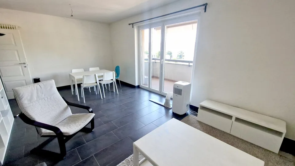 Bel 3,5 panoramico completamente ristrutturato in stile moderno.