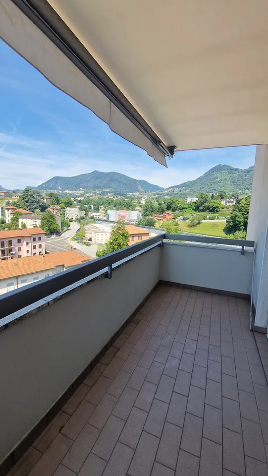 Bel 3,5 panoramico completamente ristrutturato in stile moderno.