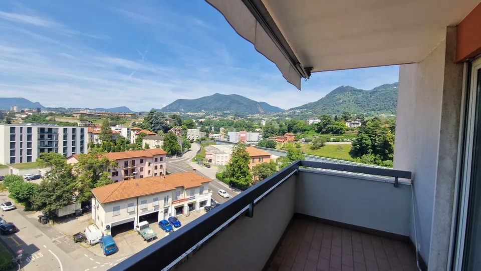 Bel 3,5 panoramico completamente ristrutturato in stile moderno.