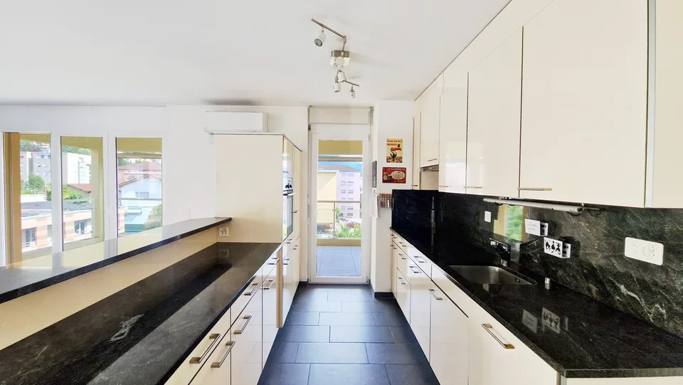 Beautiful 3.5-room apartment in residential area with covered panoramic terrace.
