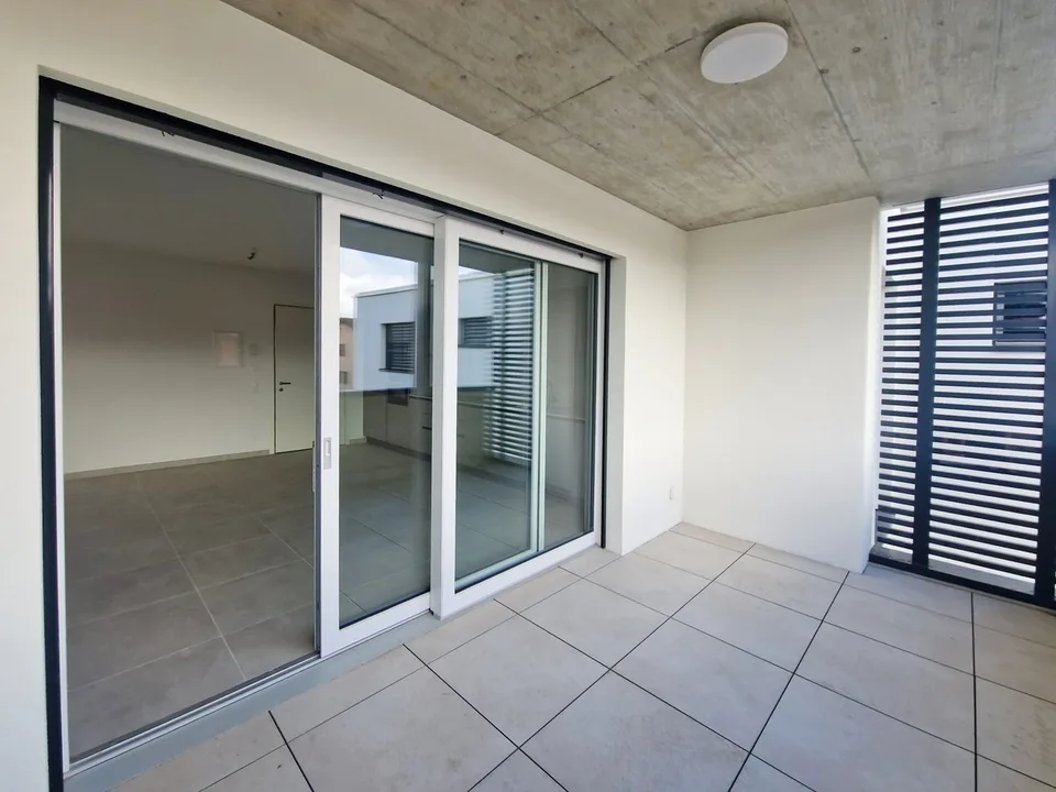 Nouvel appartement moderne 3,5 pièces avec deux places de parking couvertes, prêt à être livré.