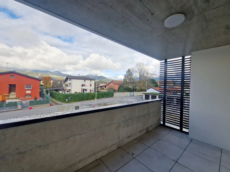 Nouvel appartement moderne 3,5 pièces avec deux places de parking couvertes, prêt à être livré.