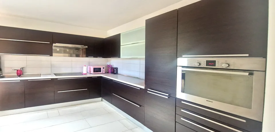 Moderno ampio 4,5 ristrutturato con terrazzo coperto e balcone.