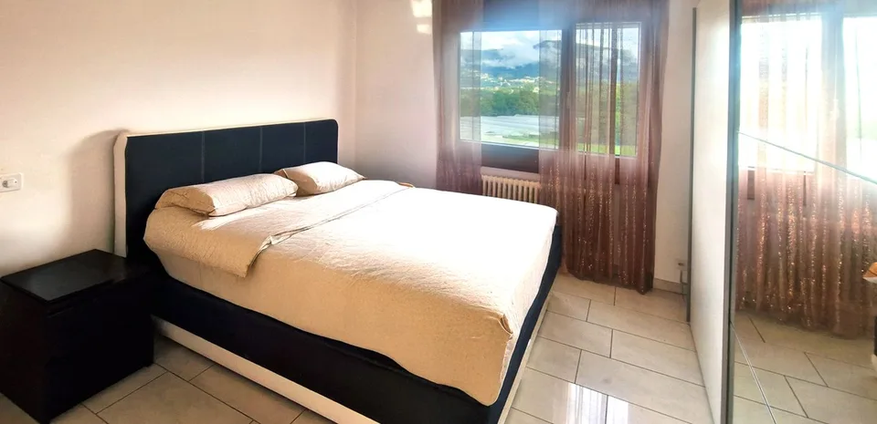 Moderno ampio 4,5 ristrutturato con terrazzo coperto e balcone.