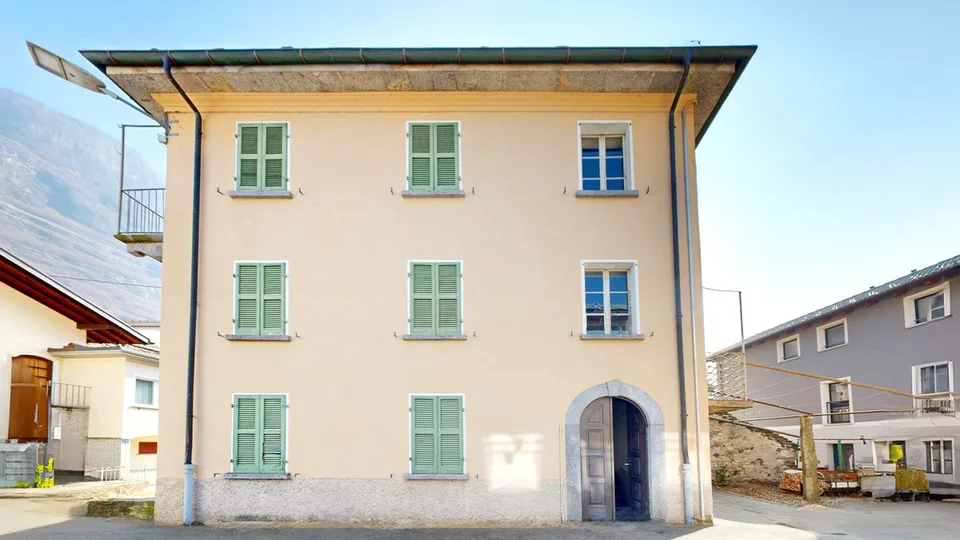 Affascinante casa storica 5,5 da riattare con affaccio sui monti.