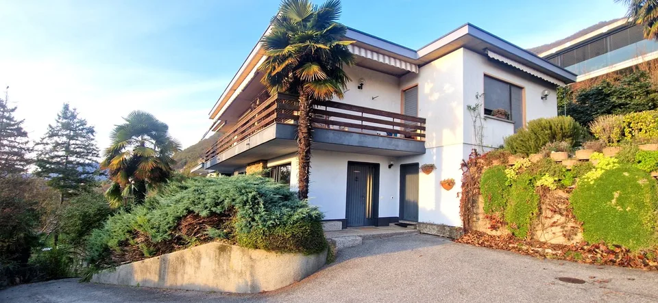 Duplex 4,5 in bifamiliare con panorama, giardino privato e grottino.