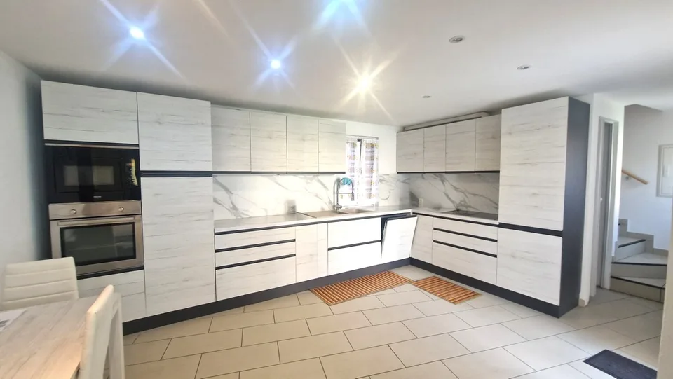Exklusives Wohnhaus mit 4 Einheiten renoviert