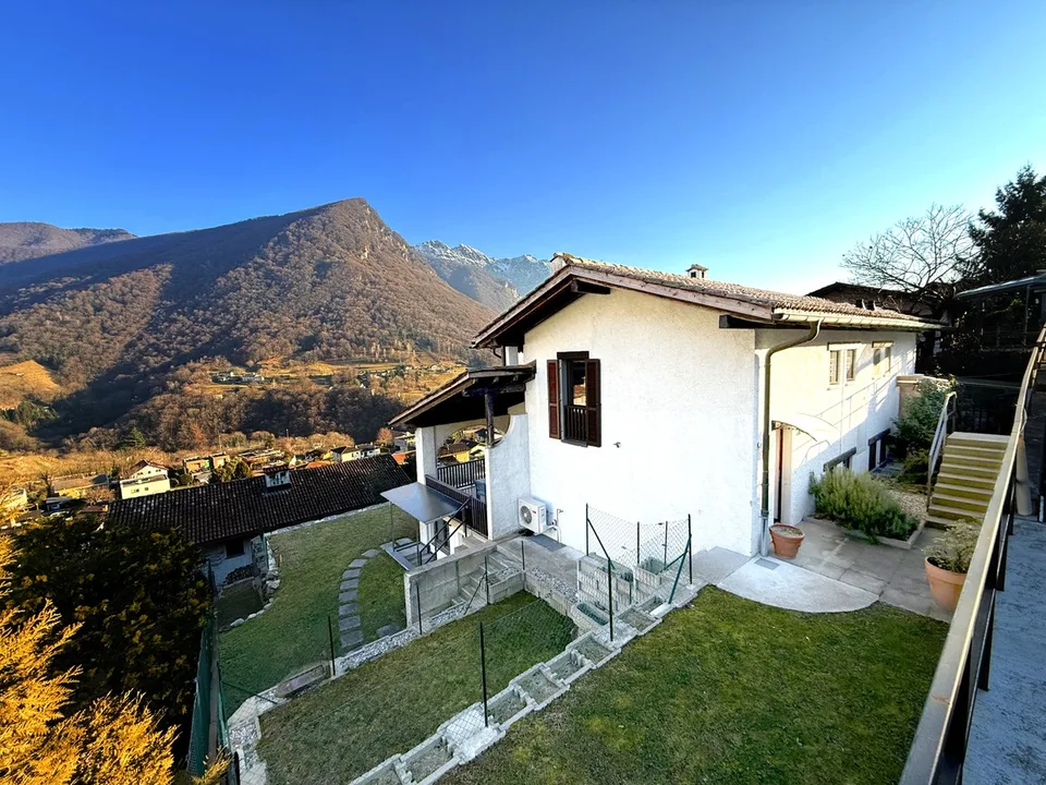 Splendida casa 6 ristrutturata con giardino e terrazza panoramici.
