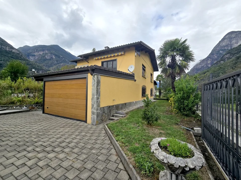 Schöne Doppelhaushälfte 3,5 und 2,5 Zimmer mit Garten renoviert