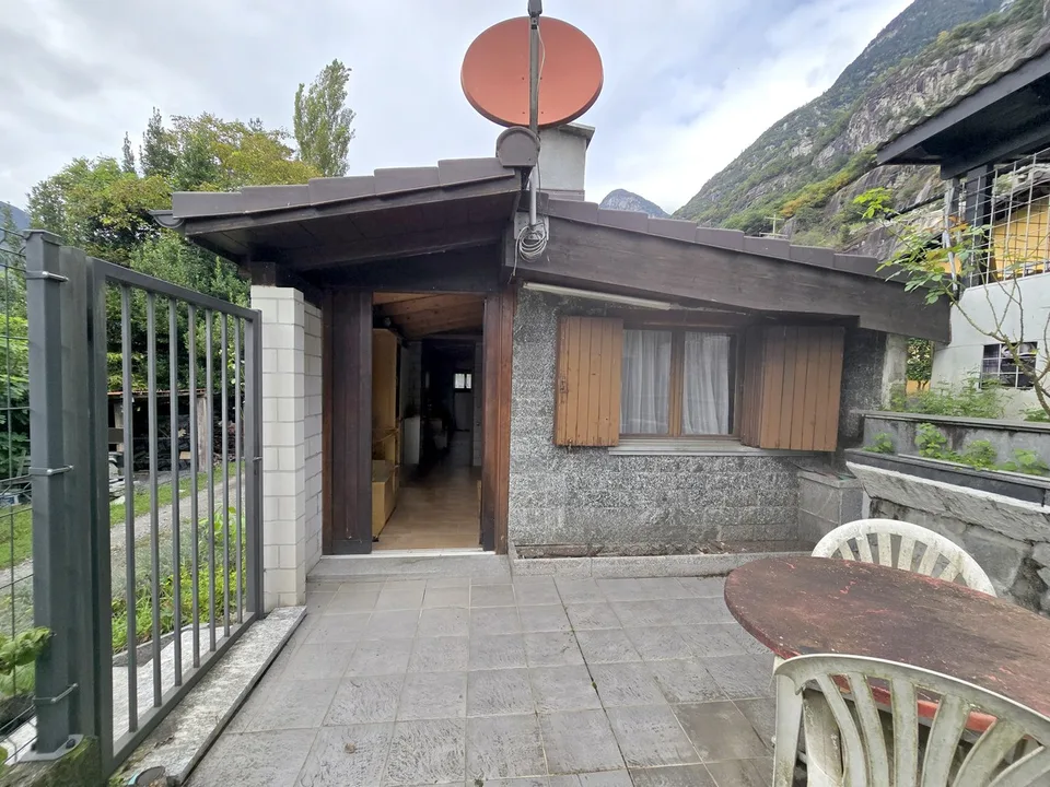 Schöne Doppelhaushälfte 3,5 und 2,5 Zimmer mit Garten renoviert