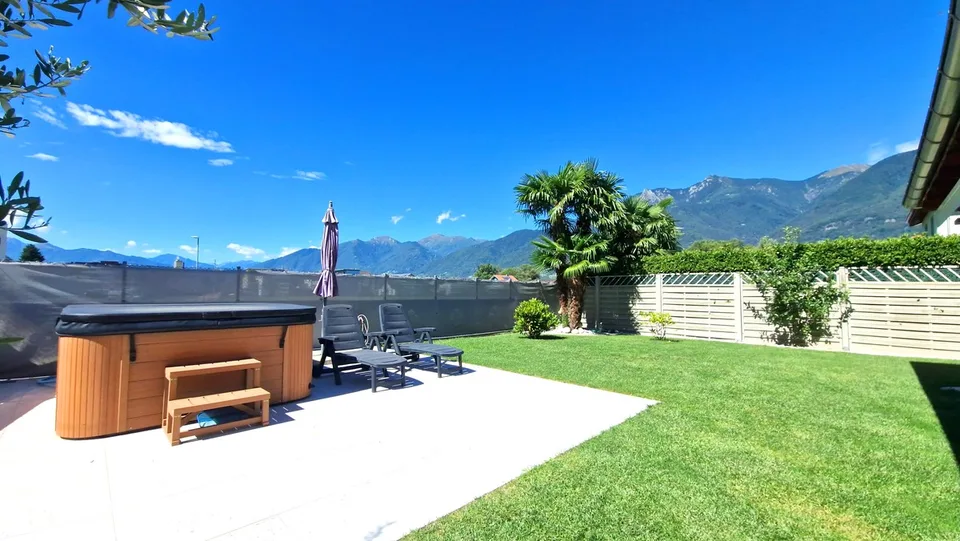 Modern independent 6.5-room house with garden and hot tub