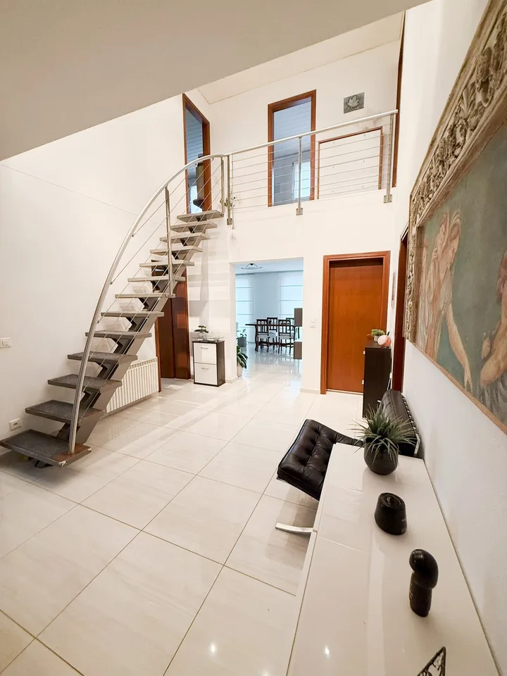 Casa 6,5 ristrutturata in medio-alto standing con giardino.