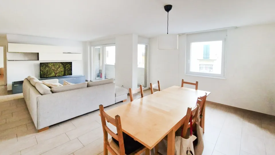Elegantes, großes 3,5-Zimmer-Wohnung mit überdachtem Balkon und Parkplatz in der Tiefgarage