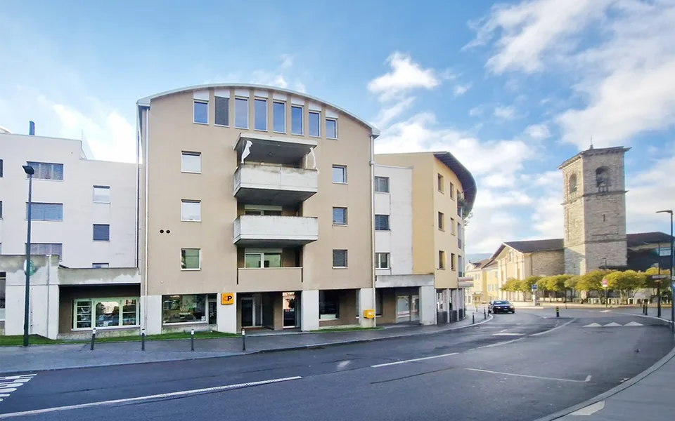 Elegante ampio 3,5 con balcone coperto e posteggio in autorimessa