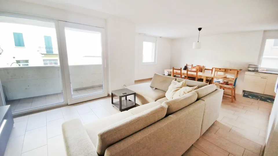 Elegantes, großes 3,5-Zimmer-Wohnung mit überdachtem Balkon und Parkplatz in der Tiefgarage