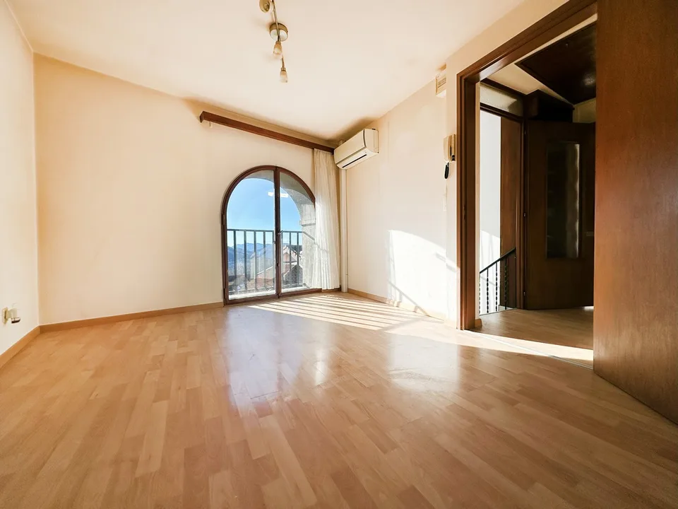 Affascinante casa bifamiliare ticinese da riattare con due unità 3,5
