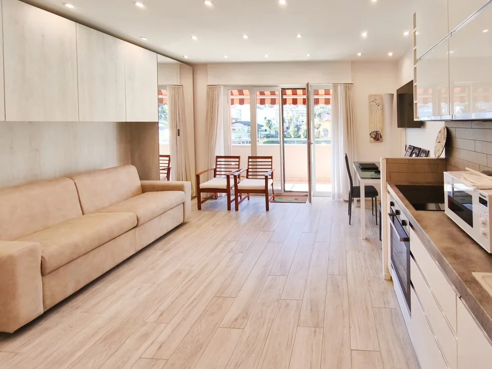 Raffinato 1,5 locali ristrutturato con balcone e cucina nuova.