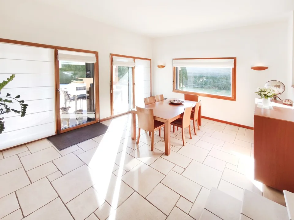 Villa mit 5,5 Zimmern, beheiztem Pool, privatem Garten und großen Räumen