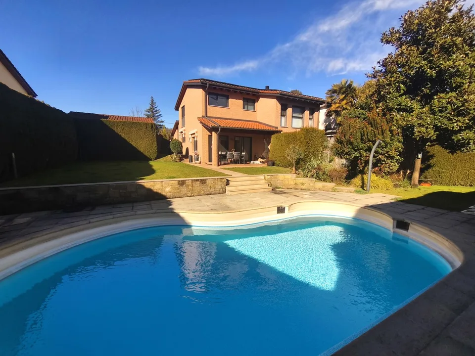 Villa 5,5 locali con piscina riscaldata, giardino privato e ampi spazi
