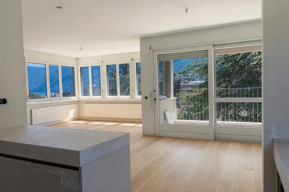 Prestigioso 5,5 ristrutturato in alto standing con terrazzo vista lago