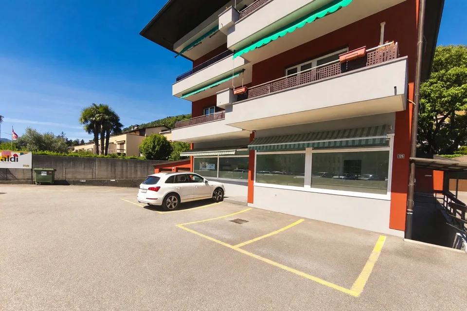 Spazio commerciale 70 mq su strada di passaggio con 4 posteggi