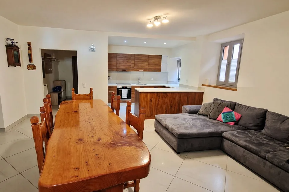 Appartement 4,5 pièces rénové avec terrasse et cheminée