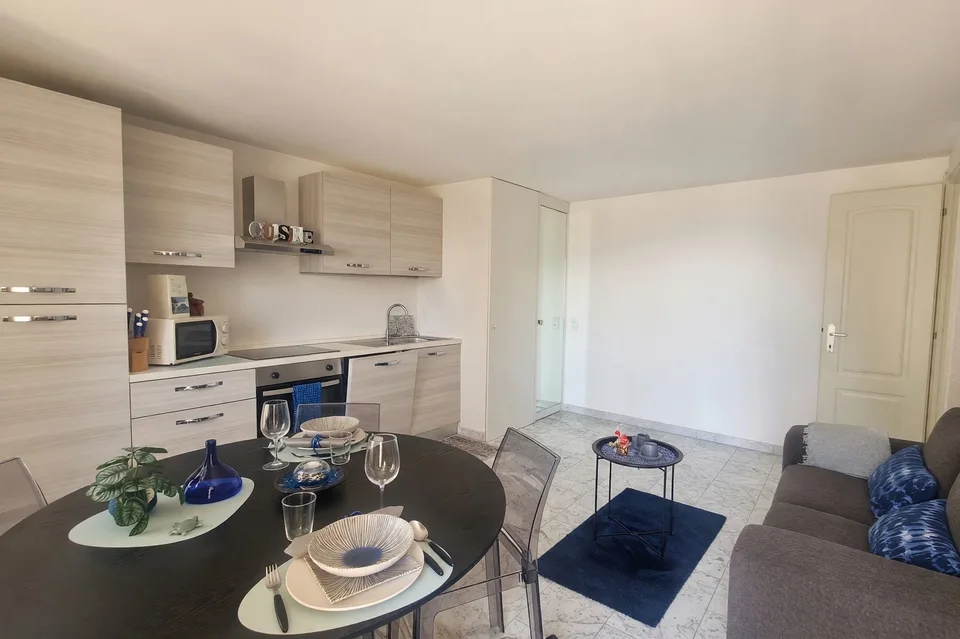 Ein 2,5-Zimmer-Wohnung mit Balkon und Seeblick