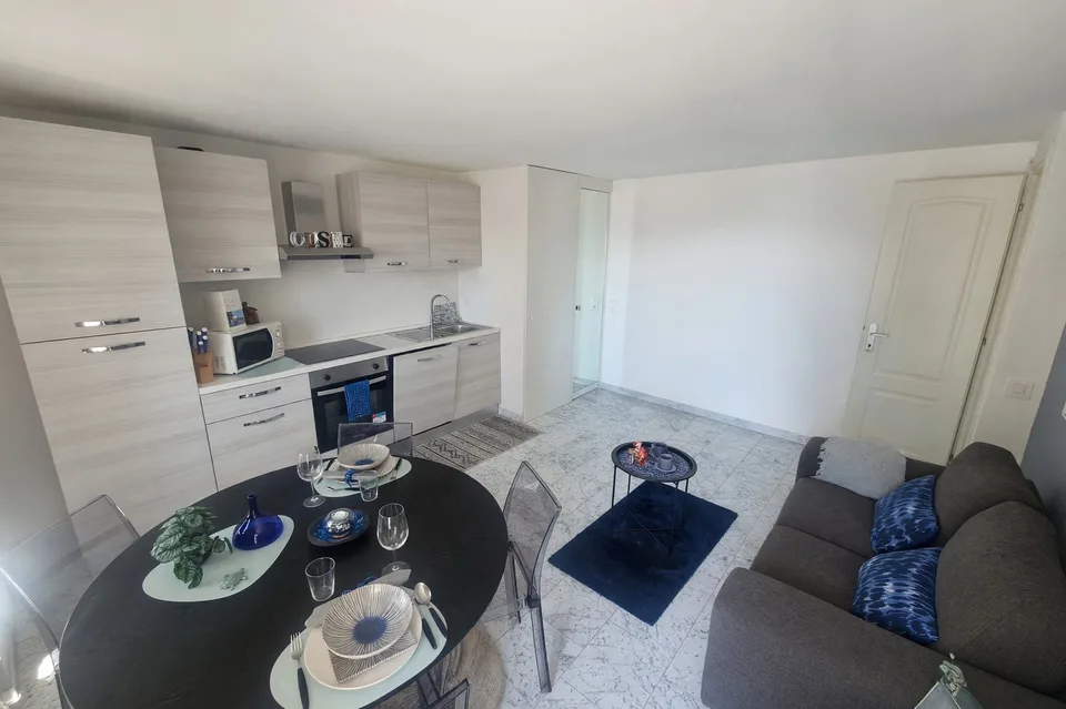 Appartamento 2,5 ristrutturato con balcone e scorcio lago