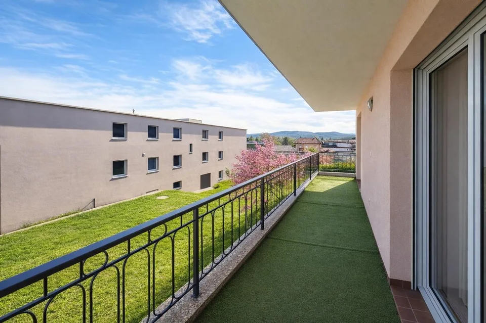 Bifamilienhaus 4,5 und 4,5 mit Garten, drei Terrassen und großer Dachboden.