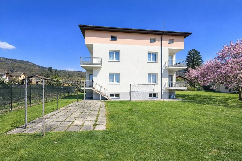 Bifamilienhaus 4,5 und 4,5 mit Garten, drei Terrassen und großer Dachboden.