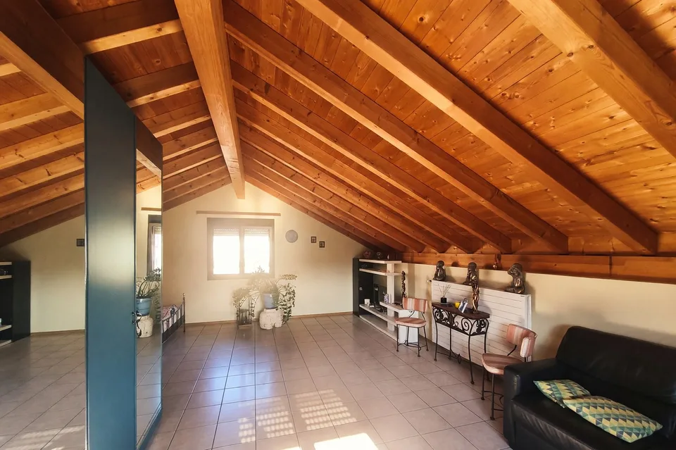 Villetta 5,5 con giardino di 300 mq e mansarda abitabile