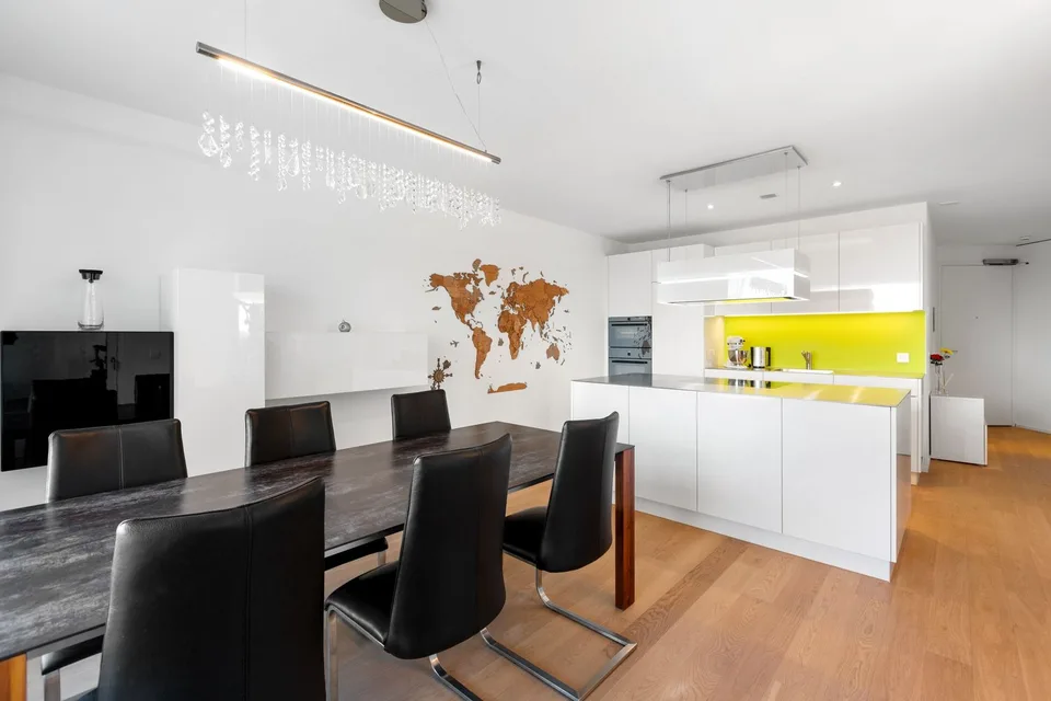 Disponibile dal 15.9./1.10. - Appartamento stiloso di 3.5 locali con 95 m2 e grande loggia di 35 m2, al 10° piano