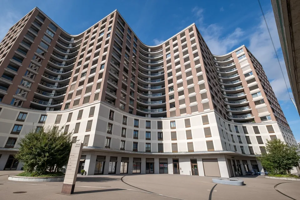 Disponibile dal 15.9./1.10. - Appartamento stiloso di 3.5 locali con 95 m2 e grande loggia di 35 m2, al 10° piano