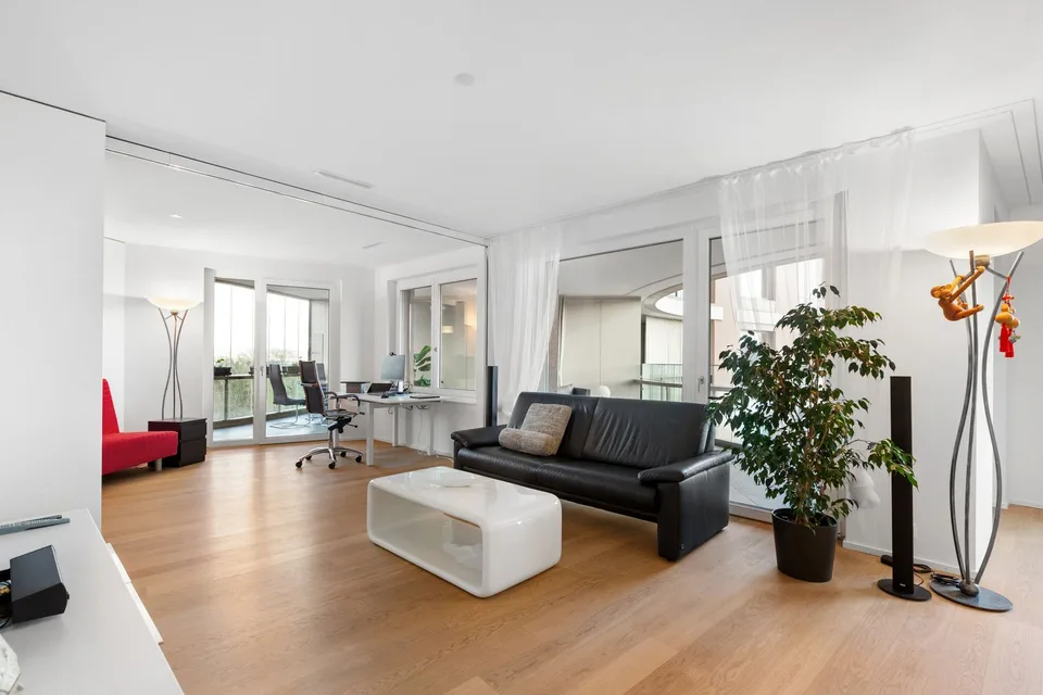 Disponibile dal 15.9./1.10. - Appartamento stiloso di 3.5 locali con 95 m2 e grande loggia di 35 m2, al 10° piano